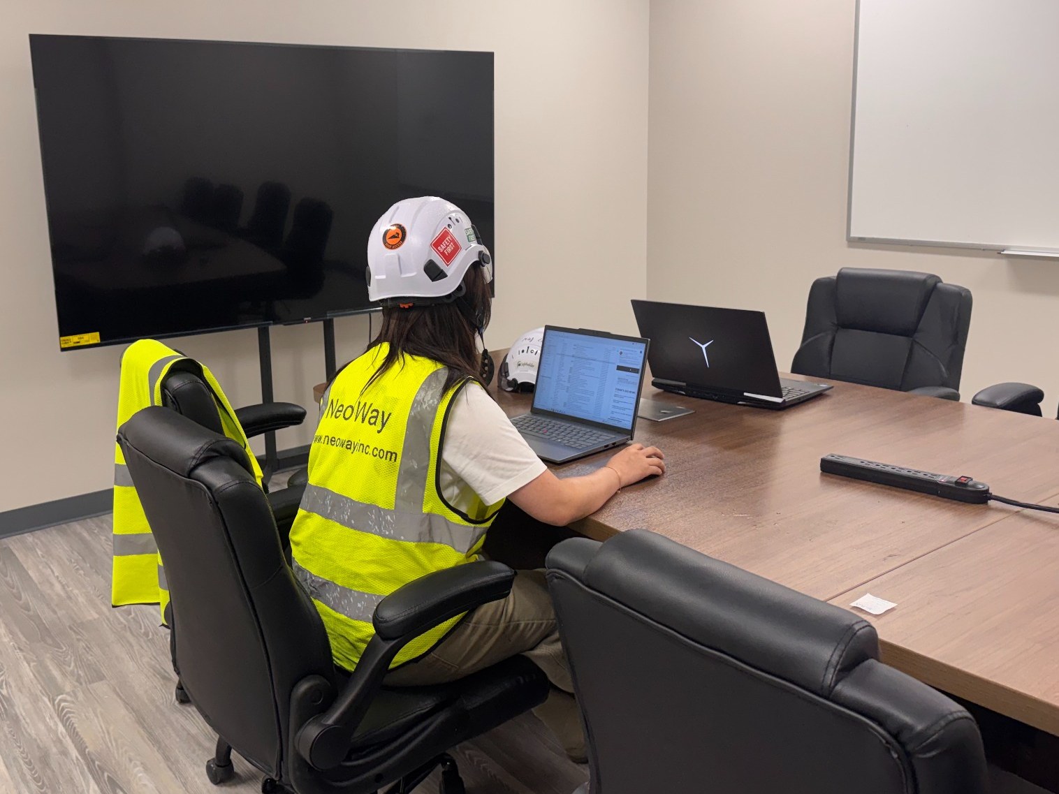 NeoWay project meeting room with active planning