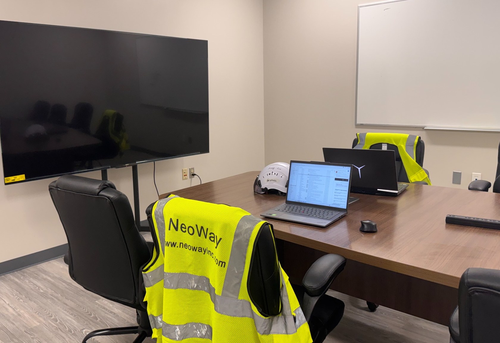 NeoWay meeting room ready for coordination