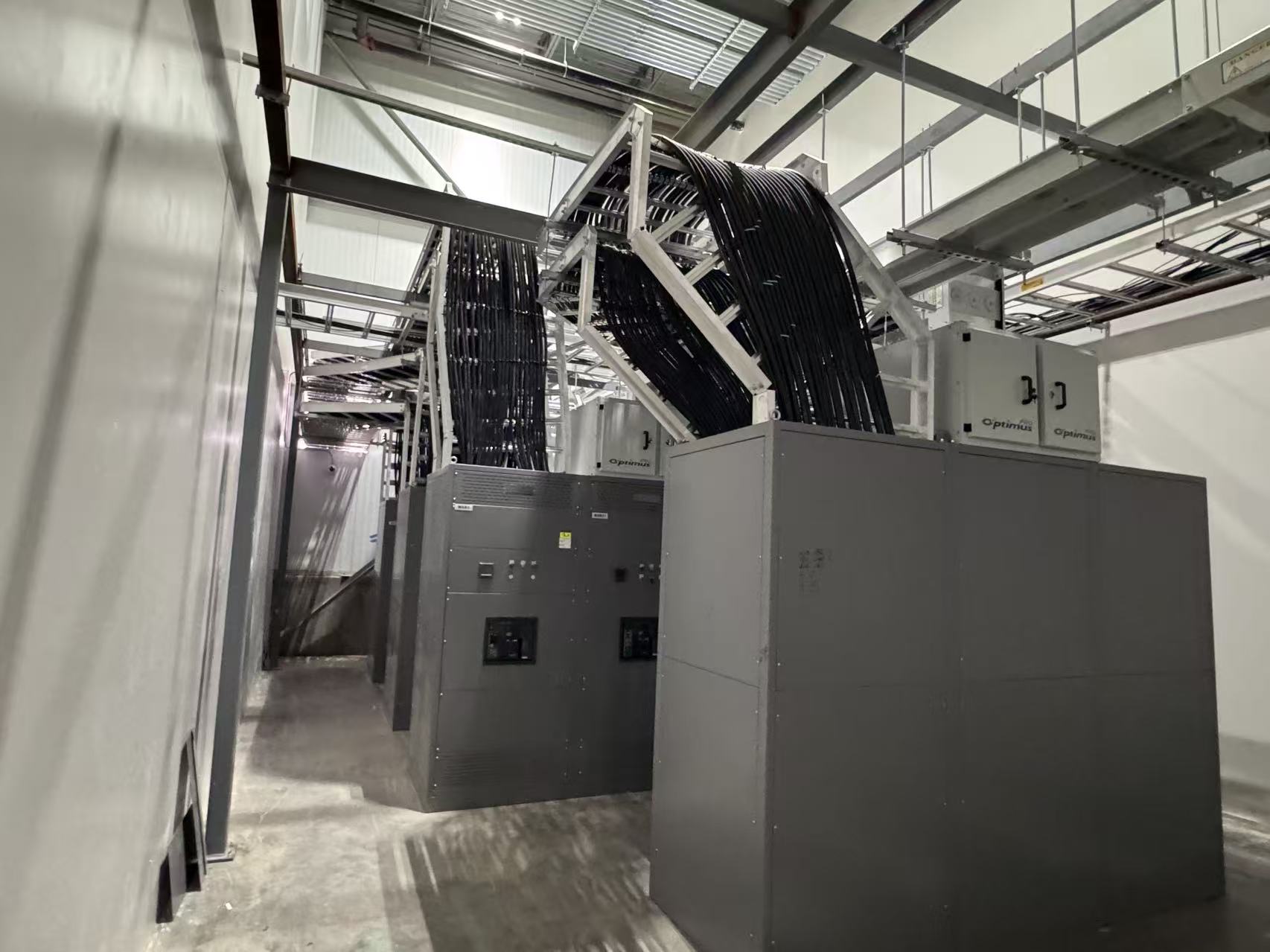 Industrial switchboards with large feeder conductors